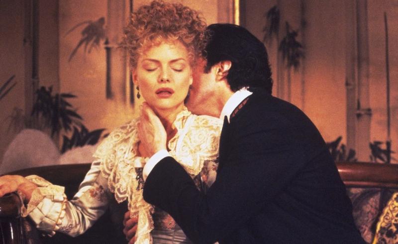 Un orchestre baroque interprétant une œuvre célèbre, visualisé sur un écran YouTube