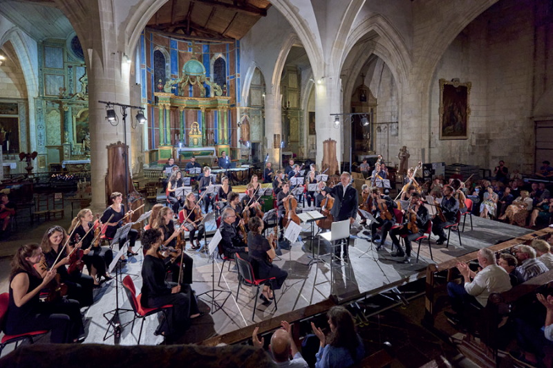 Orchestre symphonique jouant de la musique classique dans une église historique de La Rochelle