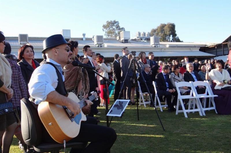 Un petit orchestre de chambre jouant pour une réception de mariage élégante, avec des couples dansant sur des chansons d'amour classiques