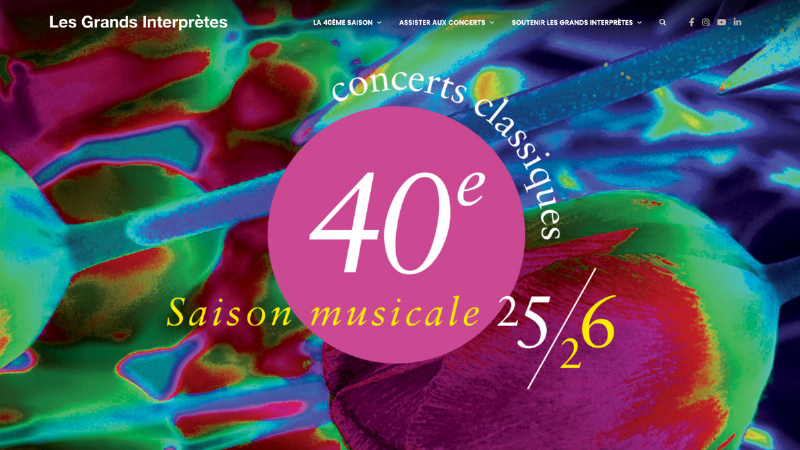 Un grand orchestre symphonique interprétant une des musiques classiques les plus connues françaises sur une scène internationale.