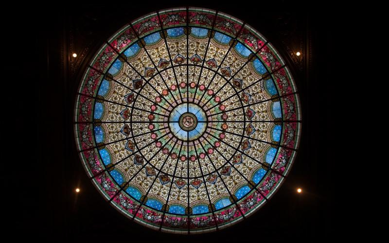 Grand orgue majestueux dans une église parisienne, éclairé par la lumière du vitrail