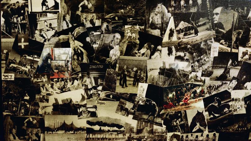 Illustration poétique des origines de la chanson française, avec des notes de musique et des silhouettes d'artistes historiques dans une ambiance de cabaret ancien