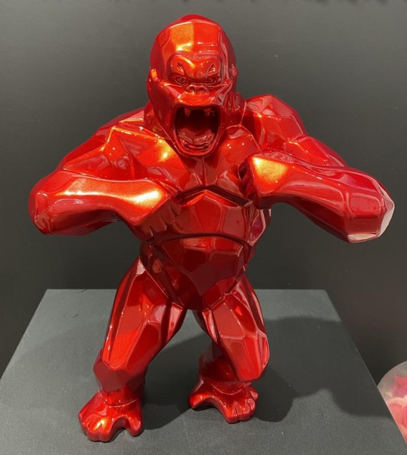 Détail d'une statue gorille Orlinski aux facettes multiples et couleurs vives, mettant en lumière le travail de l'artiste