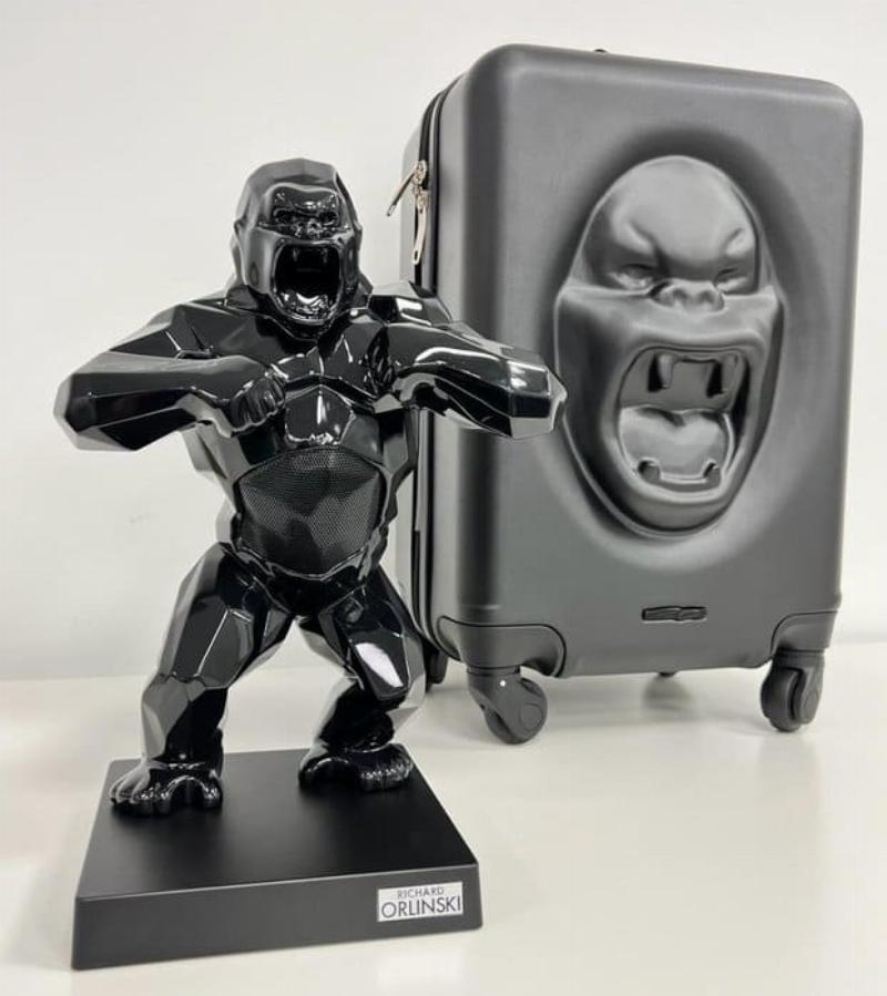 Richard Orlinski, son gorille iconique aux couleurs vives, symbole de l'art contemporain accessible