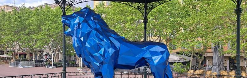 La statue gorille Orlinski Wild Kong, une œuvre emblématique de l'artiste Richard Orlinski, en résine facettée et colorée, symbole de puissance et de liberté