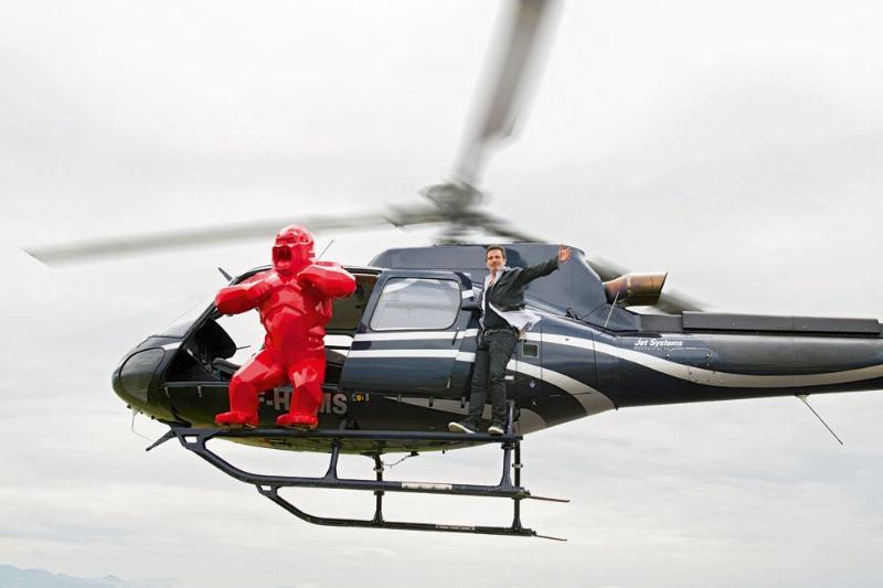 Une sculpture colorée et facettée de King Kong dans le style de Richard Orlinski, débordant d'énergie. 