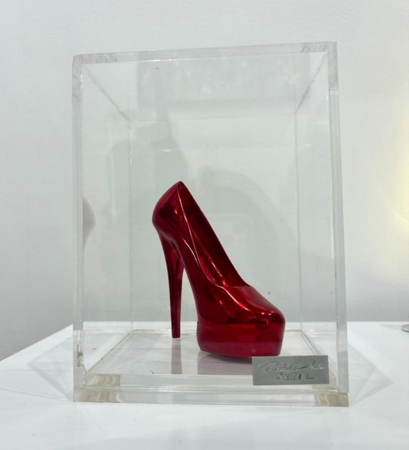 L'œuvre majeure "Kong" de Richard Orlinski dans une couleur vibrante et dynamique, exposée en extérieur.