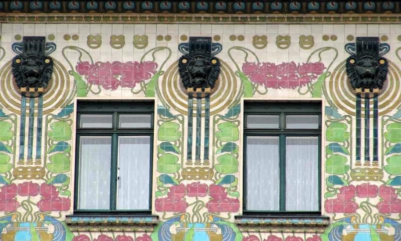 L'architecture d'Otto Wagner, avec la façade de la Caisse d'Épargne de la Poste, symbole de modernité viennoise.