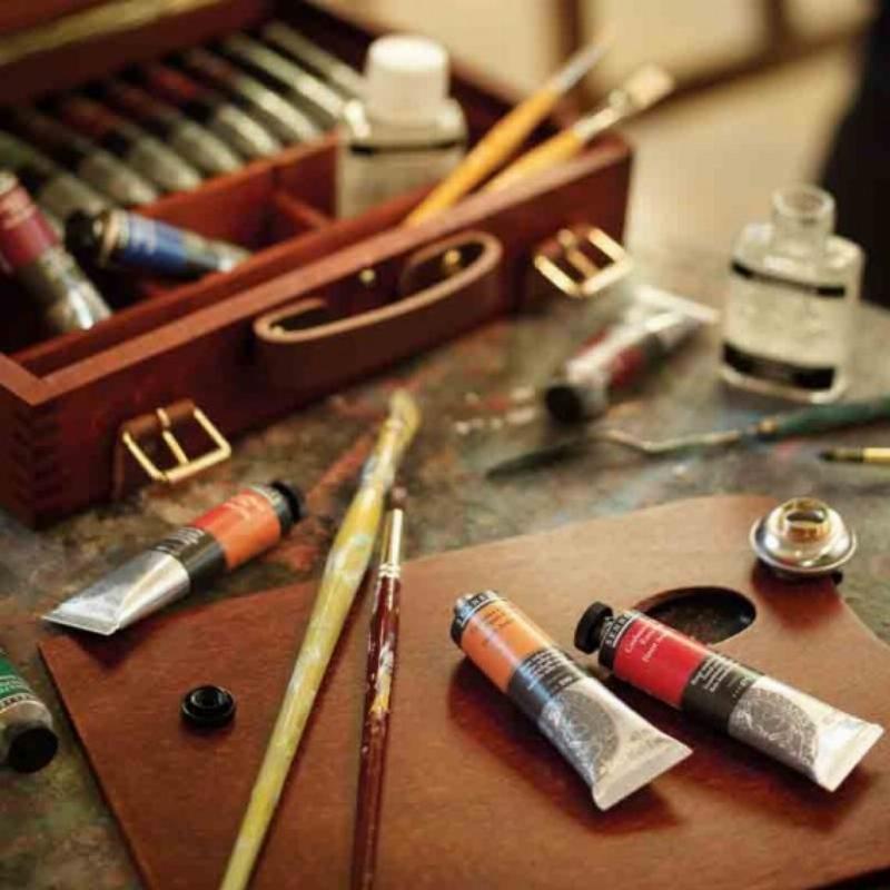 Outils et matériaux traditionnels du peintre français, avec palette, pinceaux et tubes de peinture