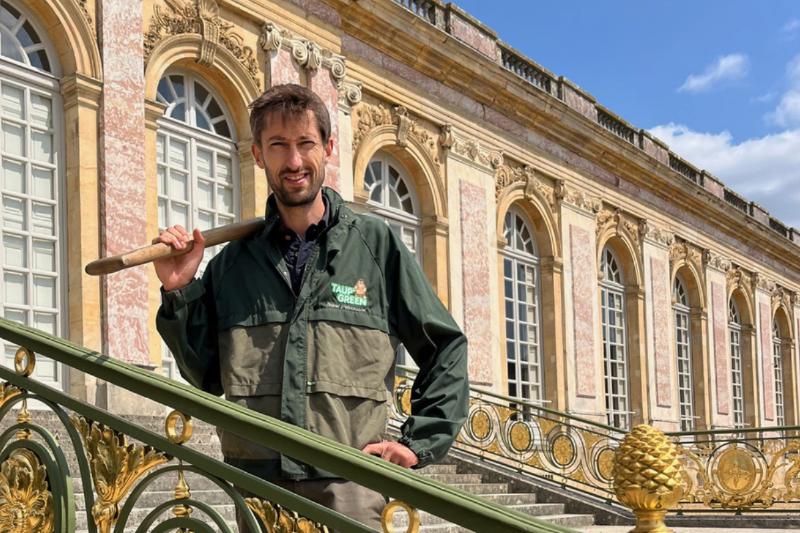 Les outils traditionnels utilisés par le taupier du Château de Versailles pour sa tâche ancestrale