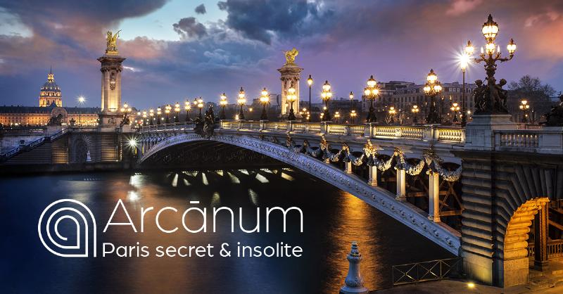 Une vue spectaculaire de la façade de Notre-Dame de Paris, avec ses tours imposantes et sa rosace ornée, baignée par la lumière dorée du crépuscule