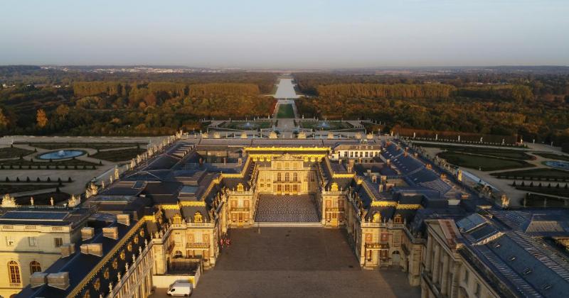 Vue aérienne du Château de Versailles, symbole de l'architecture classique française