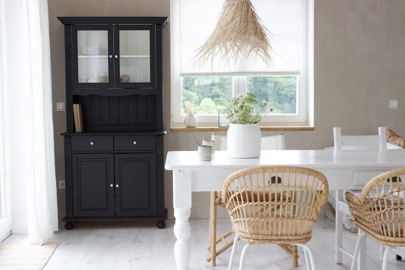 Sélection variée de teintes et pinceaux pour une idée peinture cabane de jardin réussie