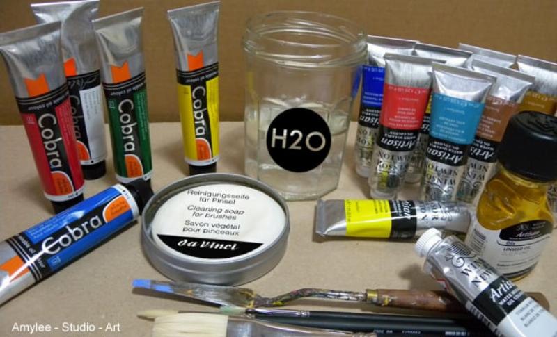 Palette de couleurs de peinture à l'huile fraîches attendant le temps de séchage