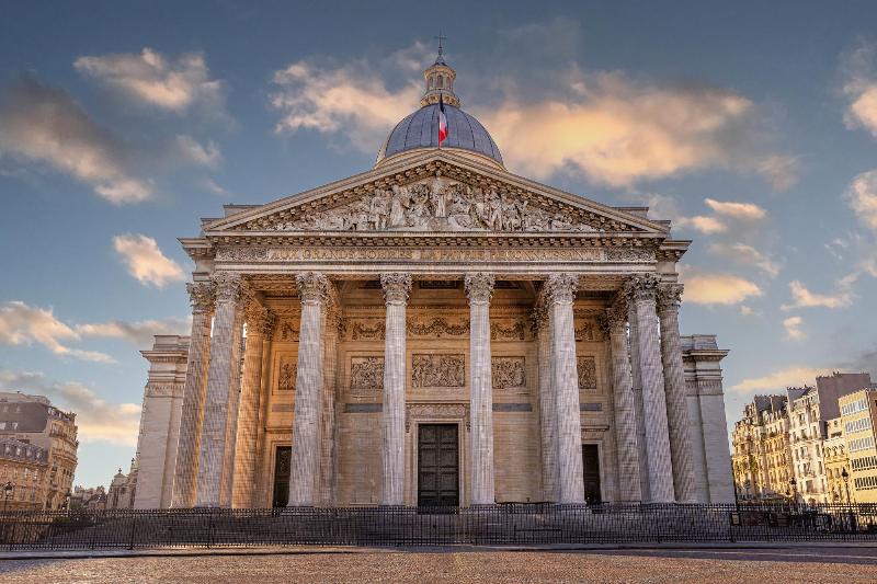 Façade imposante du Panthéon de Paris, emblème du style architectural néoclassique avec ses colonnes et son fronton majestueux