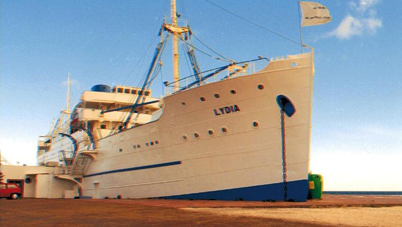 Le célèbre paquebot Lydia échoué sur la plage du Barcarès au coucher du soleil
