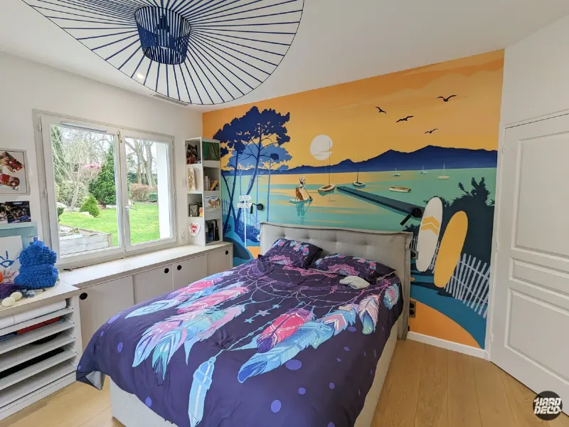 Paris, centre d'art urbain avec une fresque murale contemporaine, reflétant la scène vibrante de la capitale française