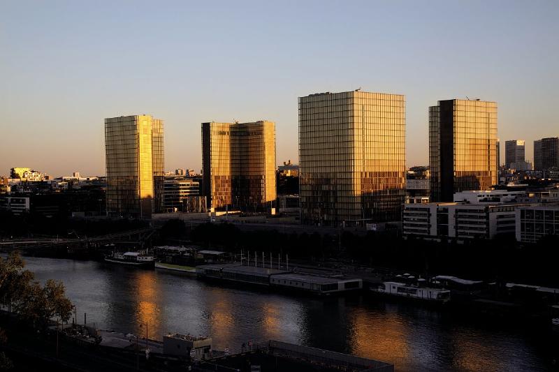 Quartier BnF, architecture contemporaine et reflets dans les fenêtres