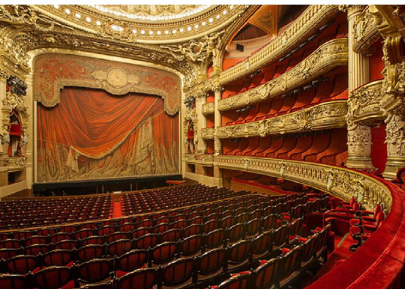 L'Opéra Garnier, une salle de concert emblématique de Paris, affichant son architecture somptueuse et son riche patrimoine musical.