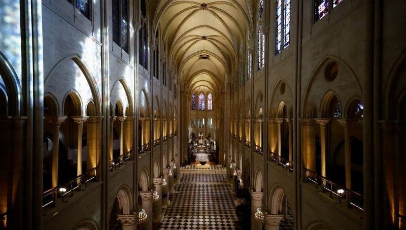 Cathédrale Notre-Dame de Paris en reconstruction, son chantier illuminé pour le spectacle de décembre