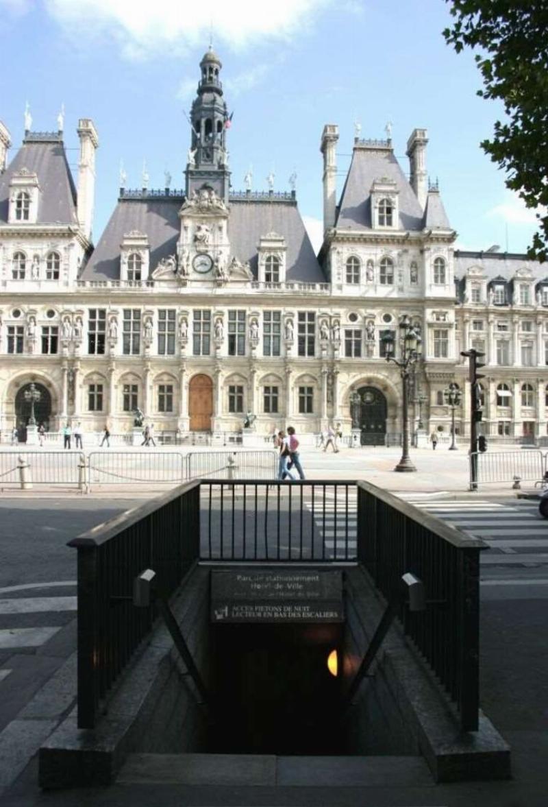 Parking sous le parvis de Notre-Dame à Paris, véhicule entrant dans un parking souterrain, accès facile et sécurisé