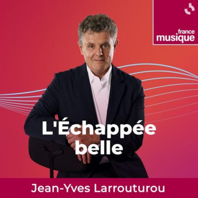 Un animateur radio passionné parlant de musique classique avec enthousiasme