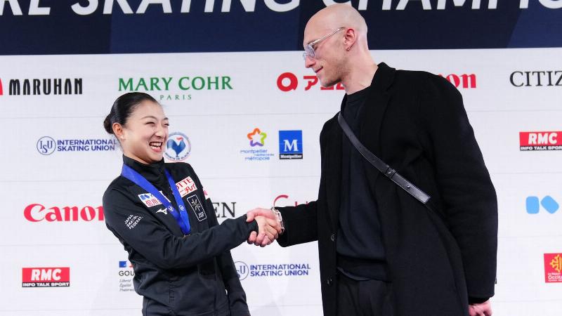 Patinage artistique élégant sur glace, inspiré par la musique classique française des patineurs