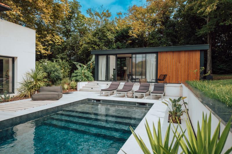 Patio Mid-Century Modern avec intégration paysagère et mobilier extérieur