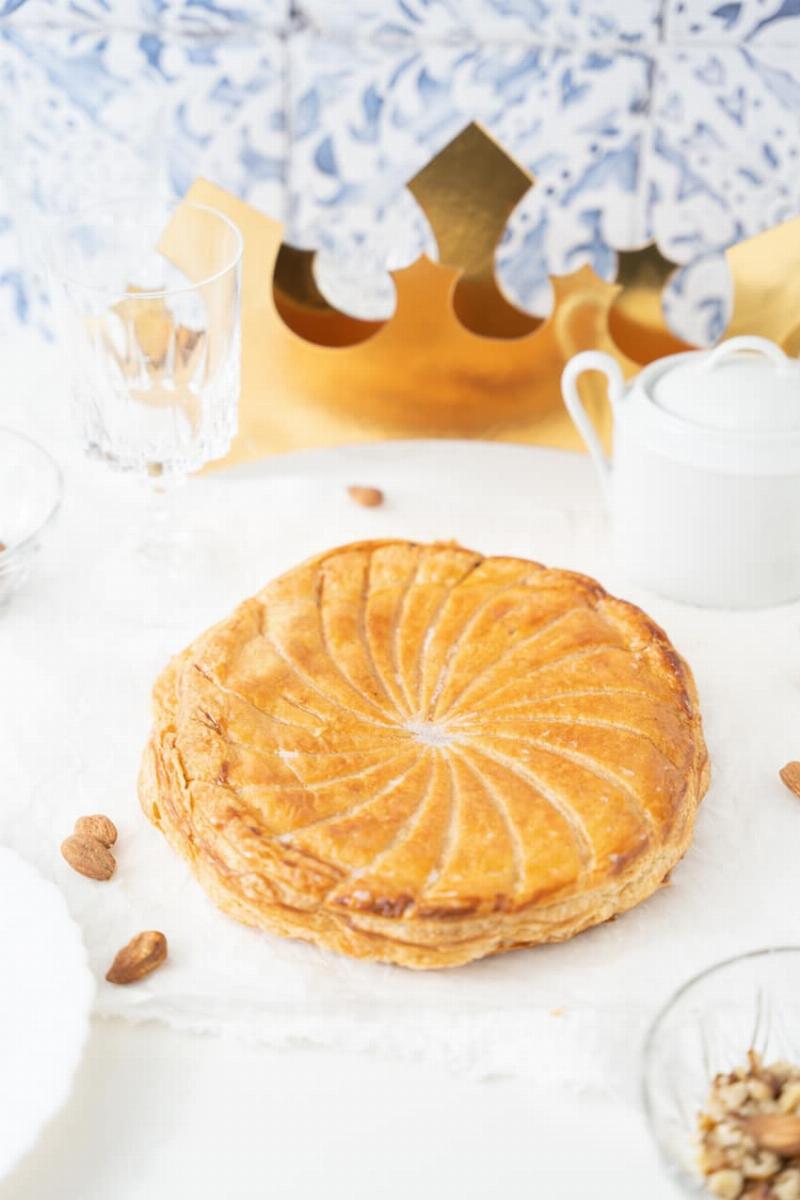 Pâtisserie traditionnelle pour l'Épiphanie, la galette des rois, avec sa couronne dorée