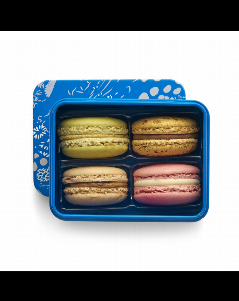 Un pâtissier assemble une Pièce Notre-Dame de Paris avec précision