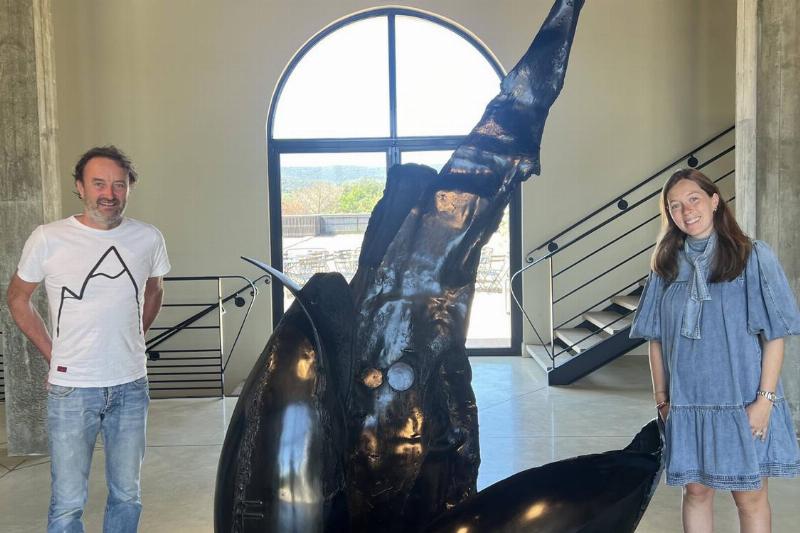 Patrick Roger travaillant sur une sculpture en bronze monumentale dans son atelier