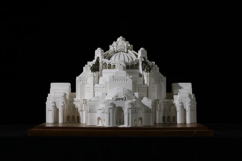 Vue d'un bâtiment du patrimoine moderne français avec des éléments historiques