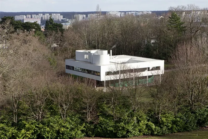 Façade ouest du Pavillon Suisse de Le Corbusier avec ses pilotis et sa façade libre