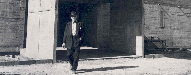Vue panoramique du Pavillon Suisse de Le Corbusier au sein de la Cité Universitaire