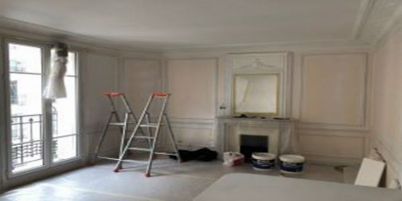 Étapes détaillées pour peindre une cage d'escalier avec précision