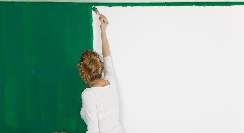 Expert français peignant une porte, technique d'application, quelle peinture pour les portes