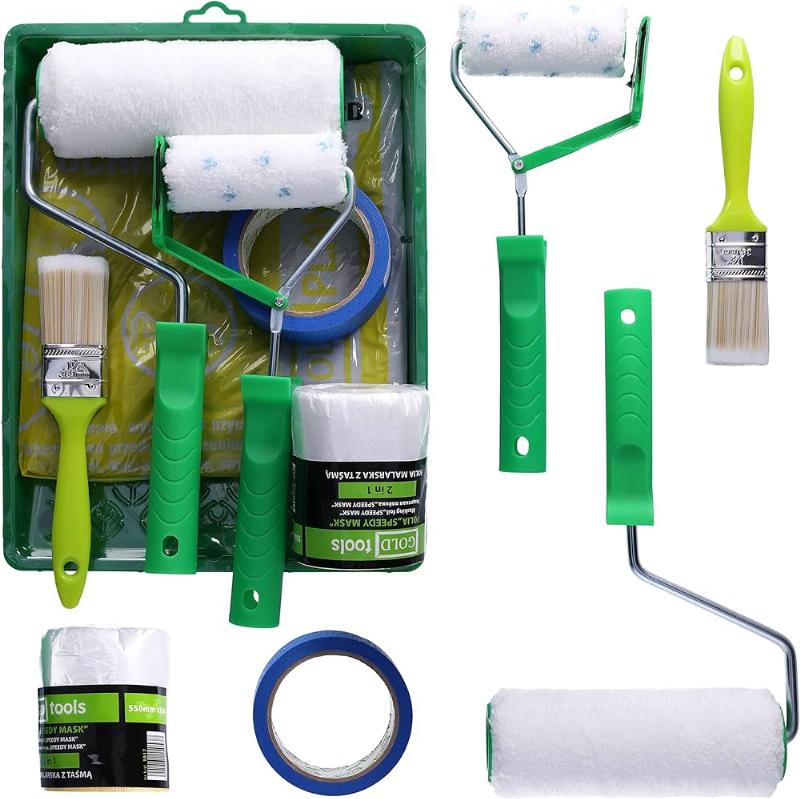 Peintre utilisant une manche pour peinture sur un mur intérieur