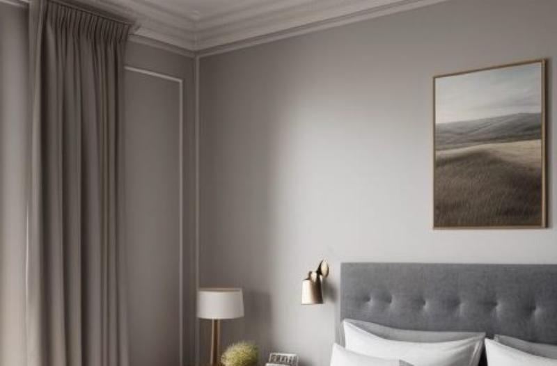 Peintre professionnel travaillant méticuleusement calcul peinture m2 précis