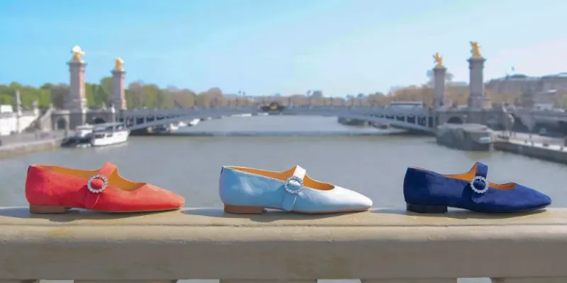 Une artiste utilisant de la peinture à tissus pour créer des motifs floraux chics sur un sac en toile, incarnant l'élégance artisanale française