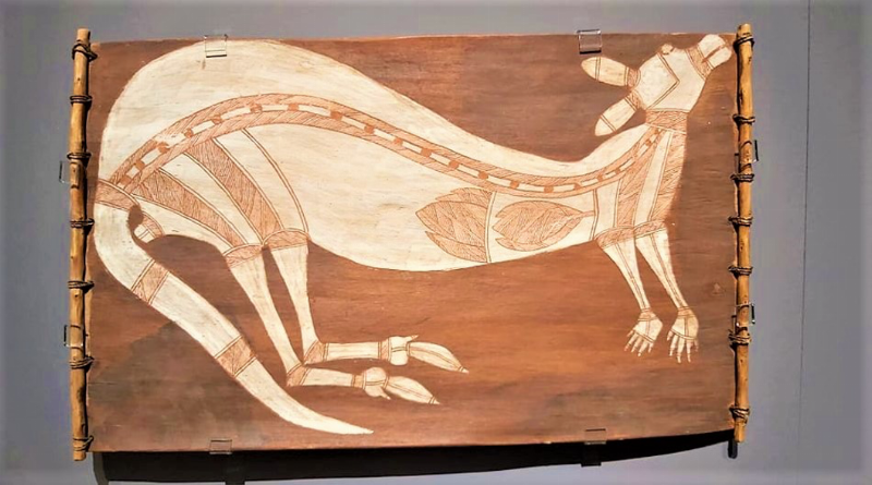 Peinture aborigène traditionnelle sur écorce d'eucalyptus avec des pigments naturels