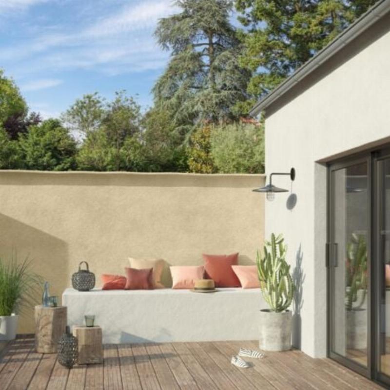 Peinture acrylique pour façade sur une maison française traditionnelle, façade impeccable