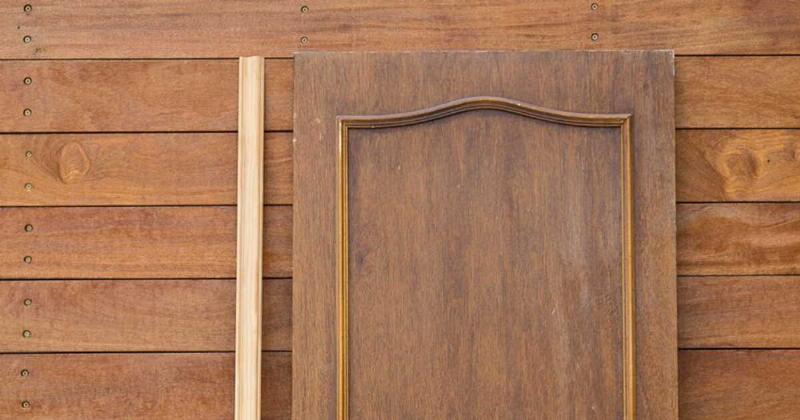 Image avant-après d'un meuble relooké avec de la peinture acrylique, montrant la transformation élégante