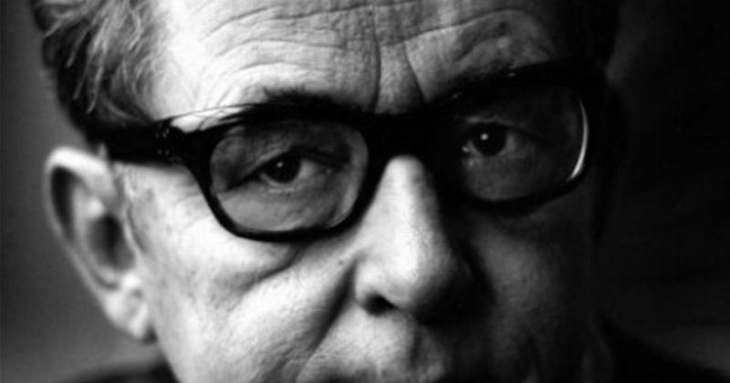 Une gamme de peinture pour aérographe de diverses couleurs harmonieusement agencées sur une palette d'artiste