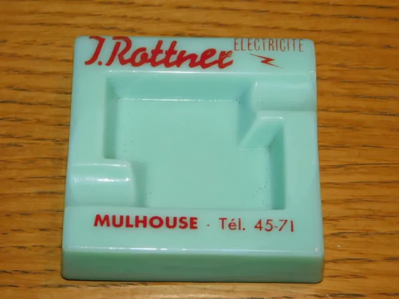 Peinture antirouille rouge agricole protégeant un tracteur ancien, style vintage français.