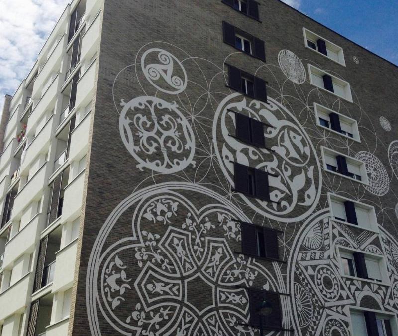 Fresque murale moderne dans un quartier architectural de Paris