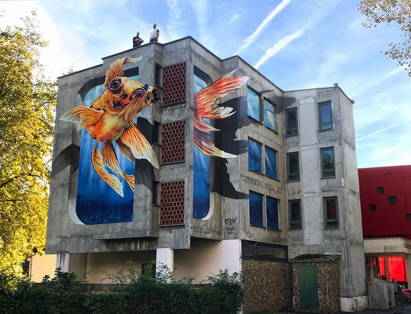 Peinture au sol anamorphique créant une illusion optique spectaculaire dans une ville française
