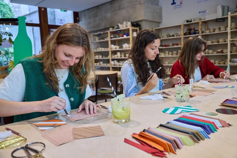 Dégustation d'une peinture Aurélia avec un verre de vin français
