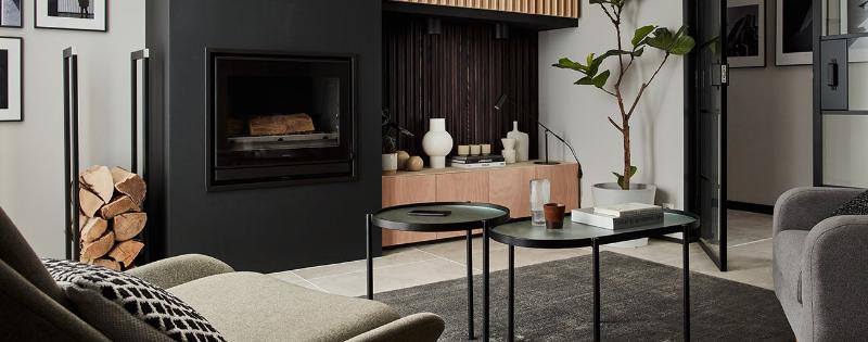 Peinture bleu fer dans un salon moderne avec des touches industrielles et bohèmes