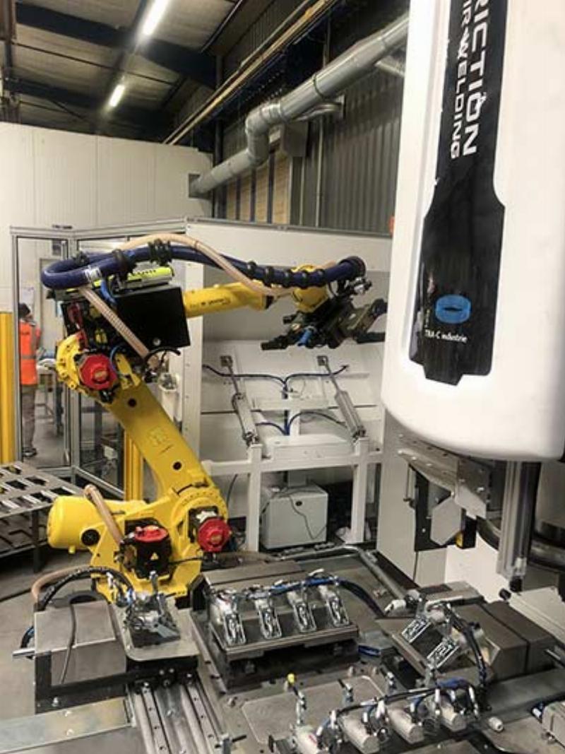 Peinture BMW de haute précision appliquée par un robot dans une usine moderne