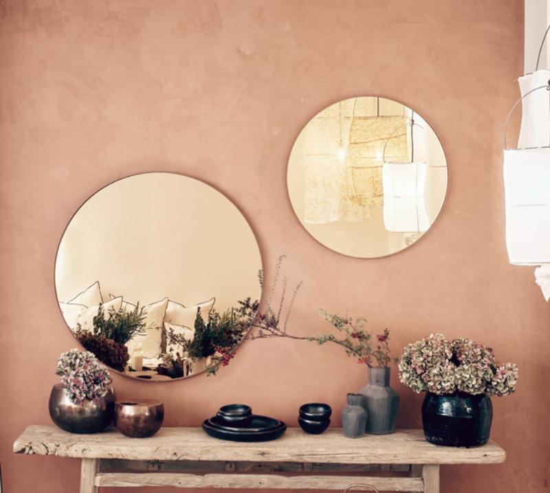 Palette de couleurs de peinture pour bois extérieur, avec des échantillons de bois peints pour illustrer la finition.